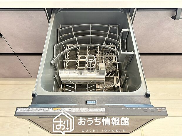 【食器洗い乾燥機】食後の時間にゆとりを与えてくれる食器洗い乾燥機。
操作ボタンも上面にあるので、腰をかがめずに操作ができラクラクです。