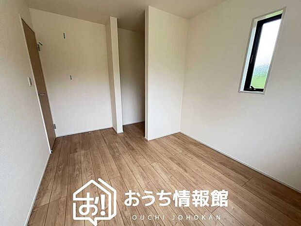 【現地写真(洋室)】木目の美しさを際立たせるシンプルデザインの建具を使用しています。