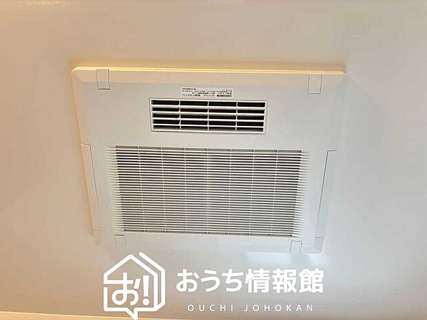 【電気式浴室暖房換気乾燥機】寒い冬場はあたたかく、暑い夏場は扇風機のような心地よさです。
雨の日は、浴室が衣類乾燥スペースになります。