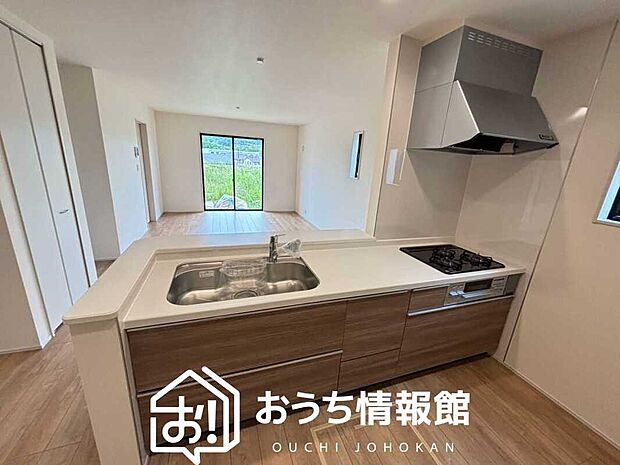 【現地写真(キッチン)】収納たっぷりのシステムキッチン、浄水器付水栓を標準装備しています。