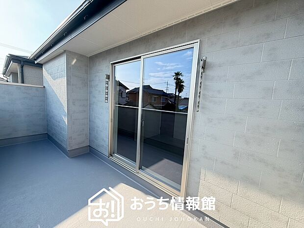 【バルコニー】奥行きが広く、洗濯物をゆったりと干せる十分な広さで、家族の洗濯も捗ります。