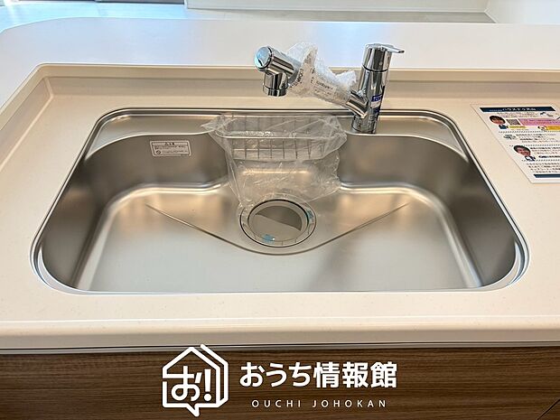 【浄水器内臓型ハンドシャワー付シンク】傷や汚れが付きにくい静音仕様の全面エンボス加工シンク。
また、蛇口の先端に浄水器を内蔵。浄水シャワーが使える毎分4リットルのたっぷり浄水。