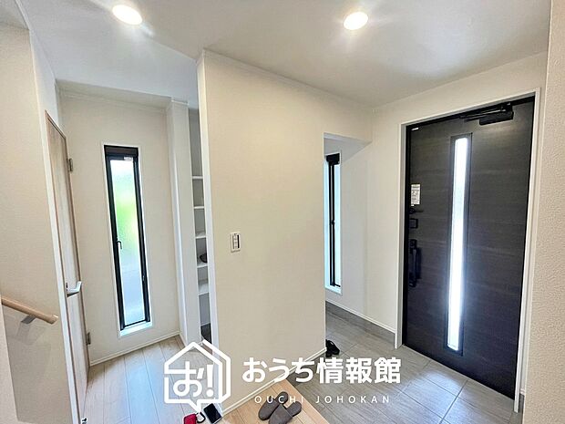 【現地写真(玄関)】玄関には、大型のシューズ収納を設置しています。