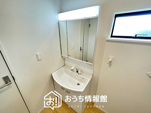 【洗面台・洗面所】鏡の両サイドは、必要なものを取出しやすく、大きな鏡面で朝の準備も快適。
使いやすいリフトアップ機能付きのシングルレバーシャワー水栓付です。