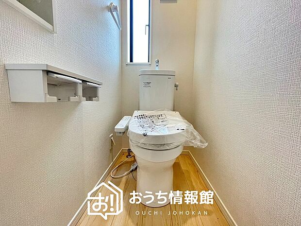 【トイレ】汚れてもサッとひと拭きでお手入れ簡単、エコ仕様の温水洗浄便座付きのトイレです。
バリアフリーにも配慮しています。