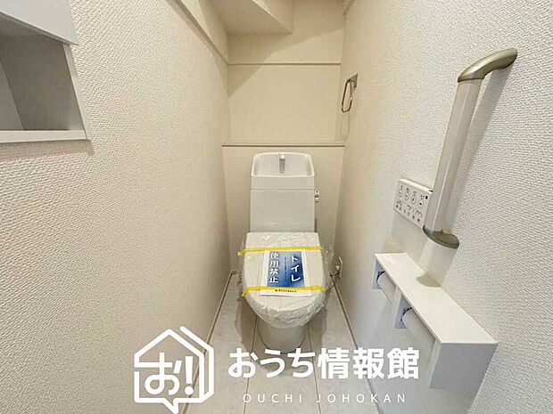 【トイレ】汚れてもサッとひと拭きでお手入れ簡単、エコ仕様の温水洗浄便座付きのトイレです。
バリアフリーにも配慮しています。