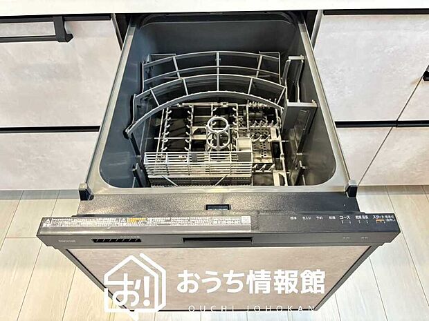 【食器洗い乾燥機】食後の時間にゆとりを与えてくれる食器洗い乾燥機。
操作ボタンも上面にあるので、腰をかがめずに操作ができラクラクです。