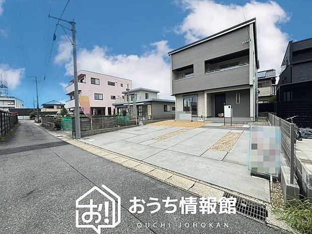 【現地写真(前道含む外観)】軽くて火災に強い屋根材を採用し、地震時の建物への負担や揺れを軽減しています。