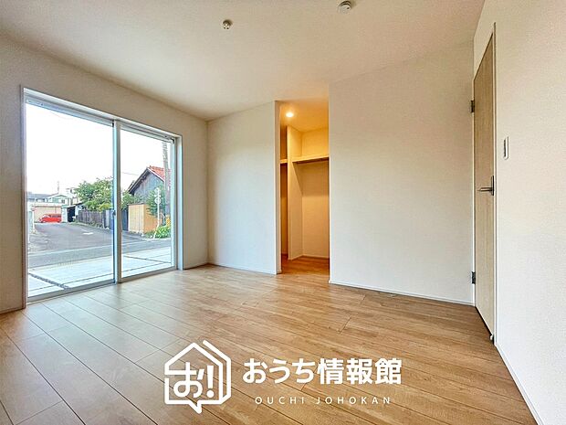 【現地写真(洋室)】木目の美しさを際立たせるシンプルデザインの建具を使用しています。
