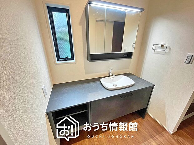 【洗面台・洗面所】鏡の両サイドは、必要なものを取出しやすく、大きな鏡面で朝の準備も快適。
使いやすいリフトアップ機能付きのシングルレバーシャワー水栓付です。