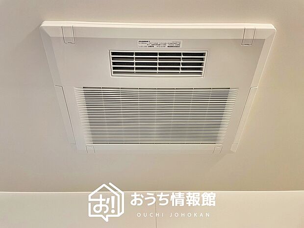 【電気式浴室暖房換気乾燥機】寒い冬場はあたたかく、暑い夏場は扇風機のような心地よさです。
雨の日は、浴室が衣類乾燥スペースになります。