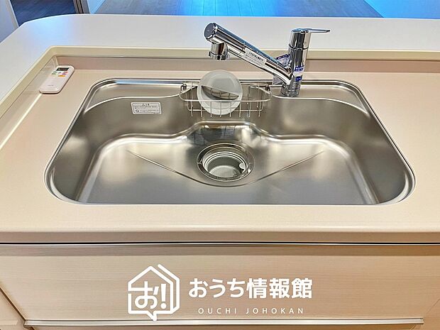 【浄水器内臓型ハンドシャワー付シンク】傷や汚れが付きにくい静音仕様の全面エンボス加工シンク。
また、蛇口の先端に浄水器を内蔵。浄水シャワーが使える毎分4リットルのたっぷり浄水。