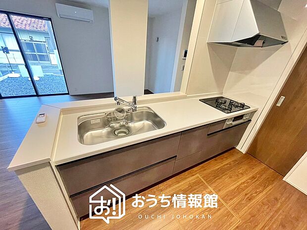 【現地写真(キッチン)】収納たっぷりのシステムキッチン、浄水器付水栓を標準装備しています。
