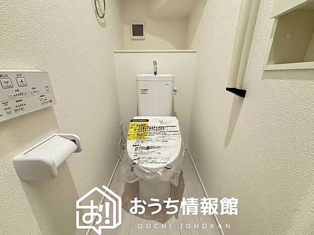 【トイレ】汚れてもサッとひと拭きでお手入れ簡単、エコ仕様の温水洗浄便座付きのトイレです。
バリアフリーにも配慮しています。