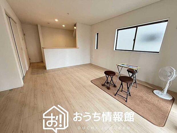【現地写真(リビング)】フローリング材には、木目、色調など木材特有の風合いがあり、ナチュラルな美しさになっています。