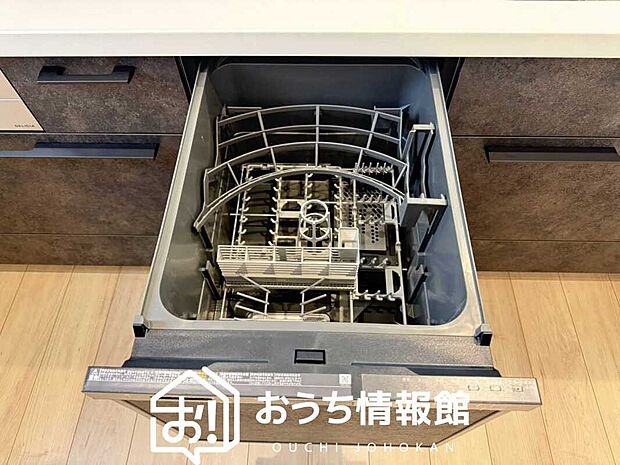 【食器洗い乾燥機】食後の時間にゆとりを与えてくれる食器洗い乾燥機。
操作ボタンも上面にあるので、腰をかがめずに操作ができラクラクです。