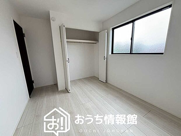 【現地写真(寝室)】木目の美しさを際立たせるシンプルデザインの建具を使用しています。
