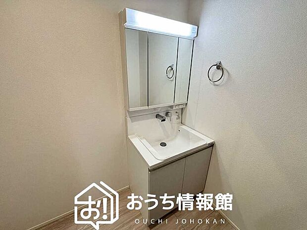 【洗面台・洗面所】鏡の両サイドは、必要なものを取出しやすく、大きな鏡面で朝の準備も快適。
使いやすいリフトアップ機能付きのシングルレバーシャワー水栓付です。