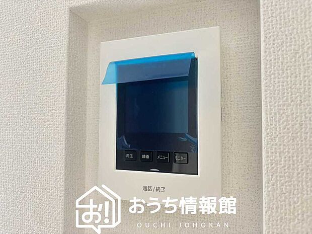 【TVモニター付インターホン】手放し通話ができ、送話表示灯で送話・受話状態が確認できます。
映像と音声で玄関先の様子をチェックできるモニター機能や、夜間の訪問者の顔も確認できるLEDライトを装備しています。