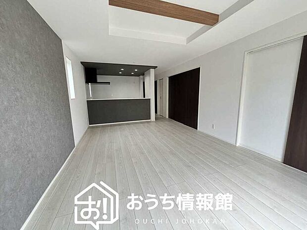 【現地写真(リビング)】フローリング材には、木目、色調など木材特有の風合いがあり、ナチュラルな美しさになっています。