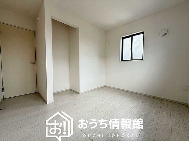 【現地写真(洋室)】木目の美しさを際立たせるシンプルデザインの建具を使用しています。