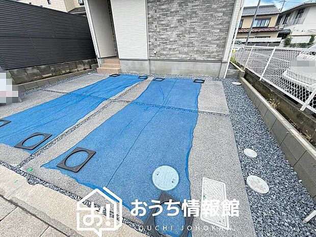 【現地写真(駐車場)】駐車スペースが広く、運転が苦手な方も安心です。