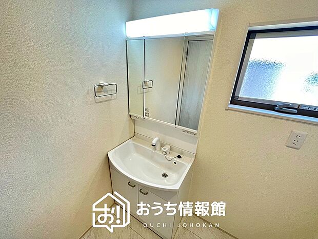 【洗面台・洗面所】鏡の両サイドは、必要なものを取出しやすく、大きな鏡面で朝の準備も快適。
使いやすいリフトアップ機能付きのシングルレバーシャワー水栓付です。