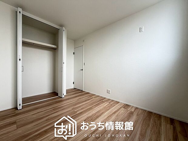 【現地写真(洋室)】木目の美しさを際立たせるシンプルデザインの建具を使用しています。
