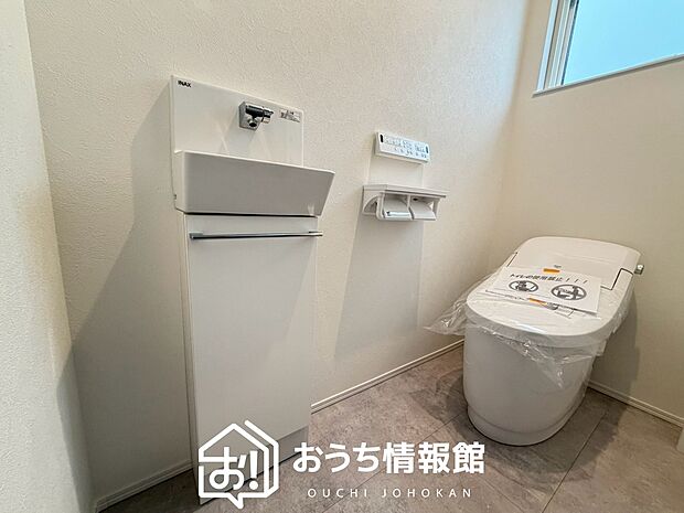 【トイレ】汚れてもサッとひと拭きでお手入れ簡単、エコ仕様の温水洗浄便座付きのトイレです。
バリアフリーにも配慮しています。