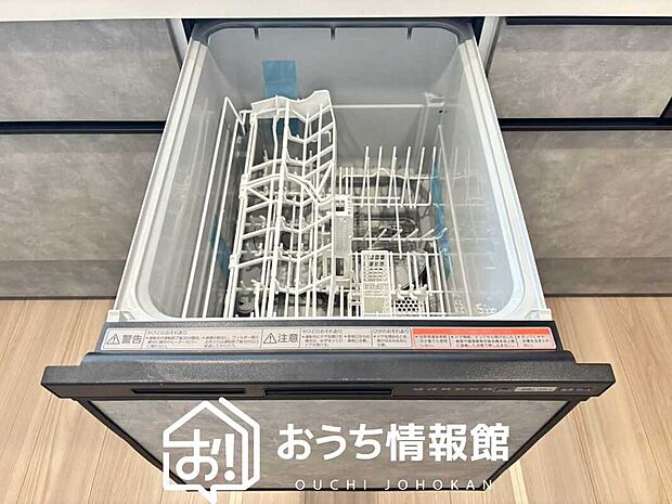 【食器洗い乾燥機】食後の時間にゆとりを与えてくれる食器洗い乾燥機。
操作ボタンも上面にあるので、腰をかがめずに操作ができラクラクです。