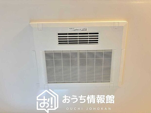 【電気式浴室暖房換気乾燥機】寒い冬場はあたたかく、暑い夏場は扇風機のような心地よさです。
雨の日は、浴室が衣類乾燥スペースになります。