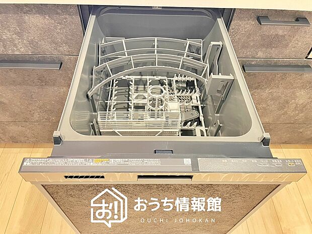 【食器洗い乾燥機】食後の時間にゆとりを与えてくれる食器洗い乾燥機。
操作ボタンも上面にあるので、腰をかがめずに操作ができラクラクです。