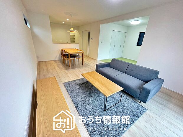 【現地写真(リビング)】フローリング材には、木目、色調など木材特有の風合いがあり、ナチュラルな美しさになっています。
