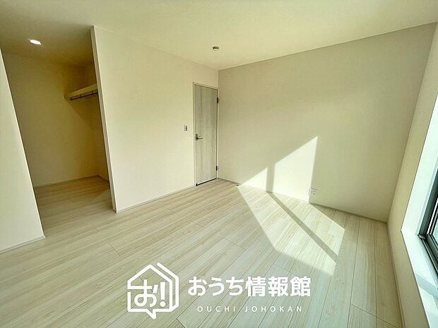 【現地写真(寝室)】木目の美しさを際立たせるシンプルデザインの建具を使用しています。