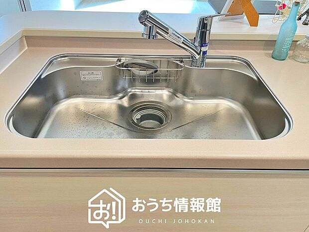 【浄水器内臓型ハンドシャワー付シンク】傷や汚れが付きにくい静音仕様の全面エンボス加工シンク。
また、蛇口の先端に浄水器を内蔵。浄水シャワーが使える毎分4リットルのたっぷり浄水。