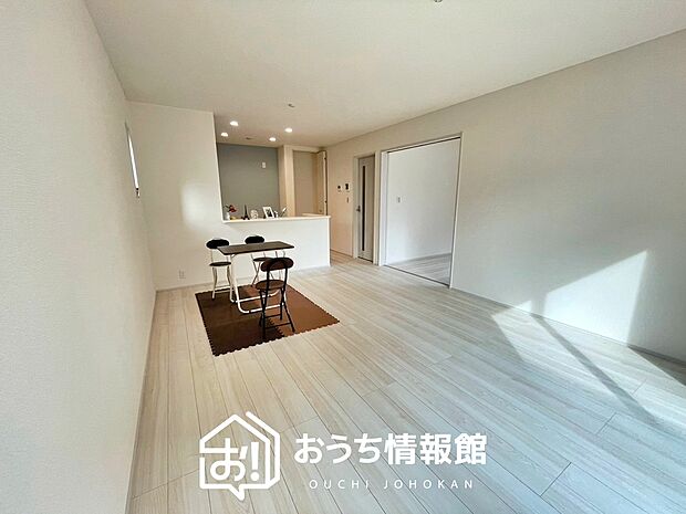 【現地写真(リビング)】フローリング材には、木目、色調など木材特有の風合いがあり、ナチュラルな美しさになっています。