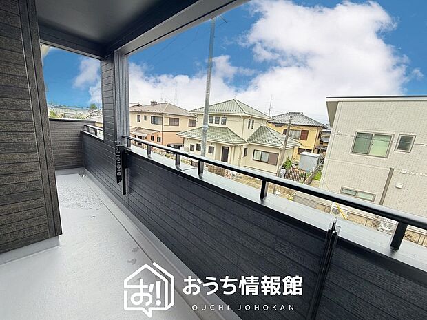 【バルコニー】奥行きが広く、洗濯物をゆったりと干せる十分な広さで、家族の洗濯も捗ります。