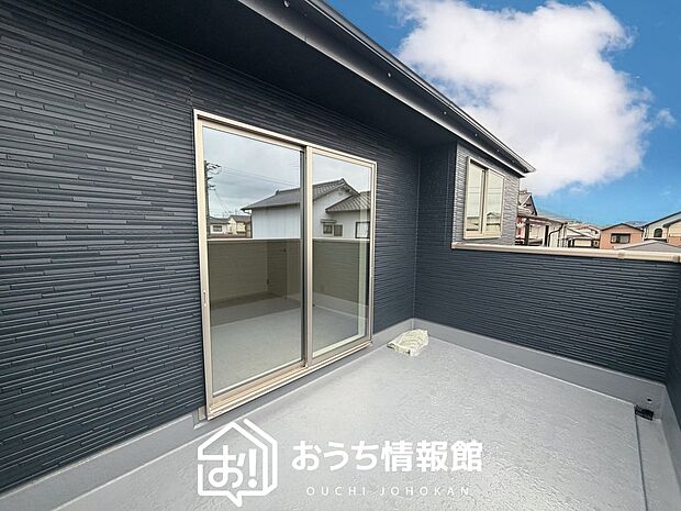 【バルコニー】奥行きが広く、洗濯物をゆったりと干せる十分な広さで、家族の洗濯も捗ります。