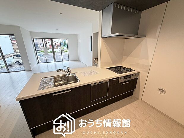【現地写真(キッチン)】収納たっぷりのシステムキッチン、浄水器付水栓を標準装備しています。