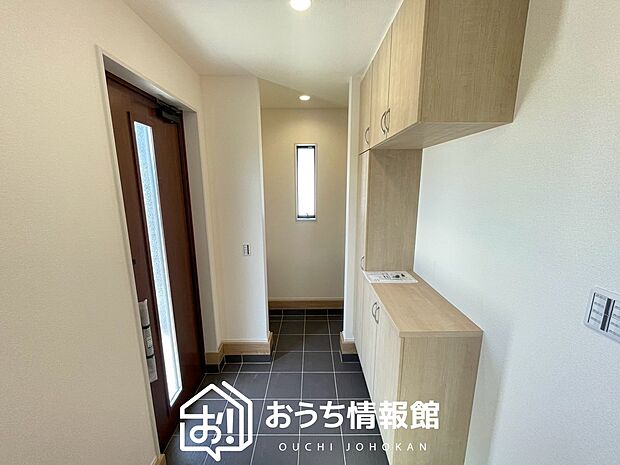 【現地写真(玄関)】玄関には、大型のシューズ収納を設置しています。
