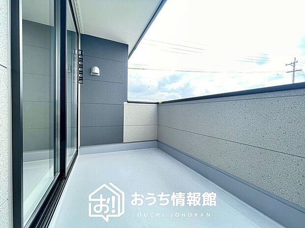 【バルコニー】奥行きが広く、洗濯物をゆったりと干せる十分な広さで、家族の洗濯も捗ります。
