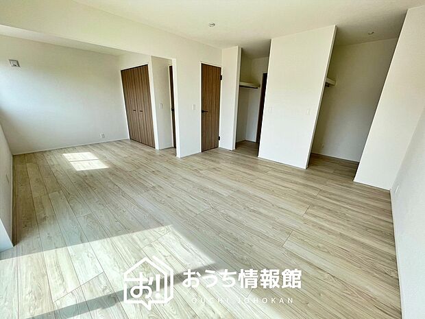 【現地写真(寝室)】木目の美しさを際立たせるシンプルデザインの建具を使用しています。