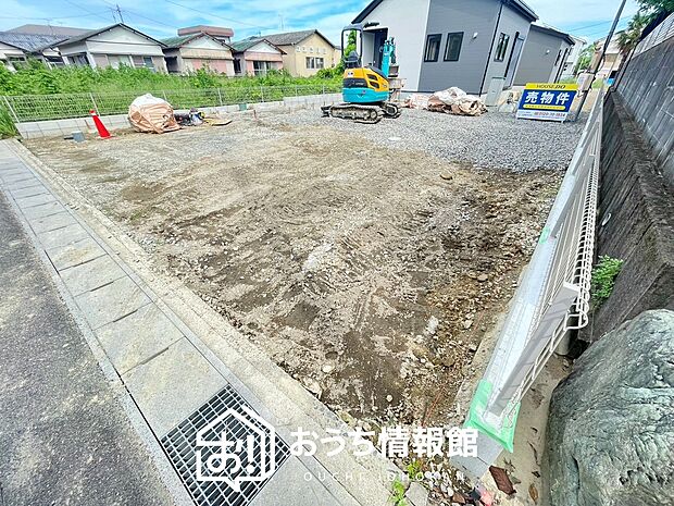 【現地写真(駐車場)】駐車スペースが広く、運転が苦手な方も安心です。