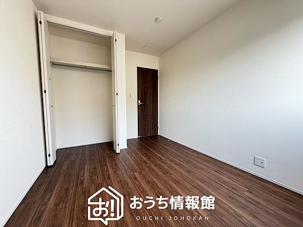 【現地写真(洋室)】木目の美しさを際立たせるシンプルデザインの建具を使用しています。