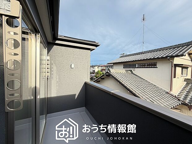 【バルコニー】奥行きが広く、洗濯物をゆったりと干せる十分な広さで、家族の洗濯も捗ります。