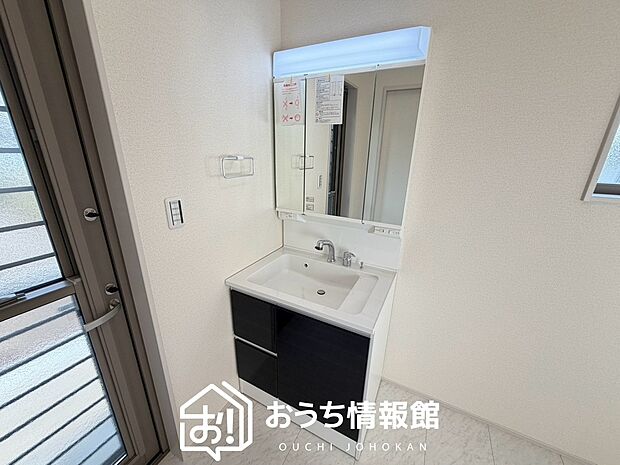 【洗面台・洗面所】鏡の両サイドは、必要なものを取出しやすく、大きな鏡面で朝の準備も快適。
使いやすいリフトアップ機能付きのシングルレバーシャワー水栓付です。