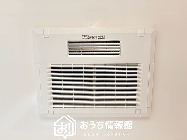 【電気式浴室暖房換気乾燥機】寒い冬場はあたたかく、暑い夏場は扇風機のような心地よさです。
雨の日は、浴室が衣類乾燥スペースになります。