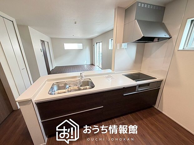 【現地写真(キッチン)】収納たっぷりのシステムキッチン、浄水器付水栓を標準装備しています。