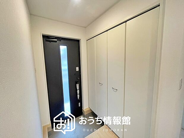 【現地写真(玄関)】玄関には、大型のシューズ収納を設置しています。