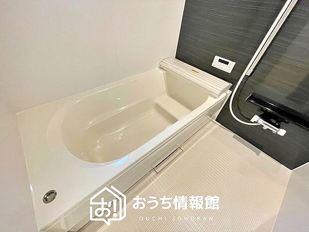 【現地写真(浴室)】浴室暖房乾燥機付き。1坪タイプで広々です。